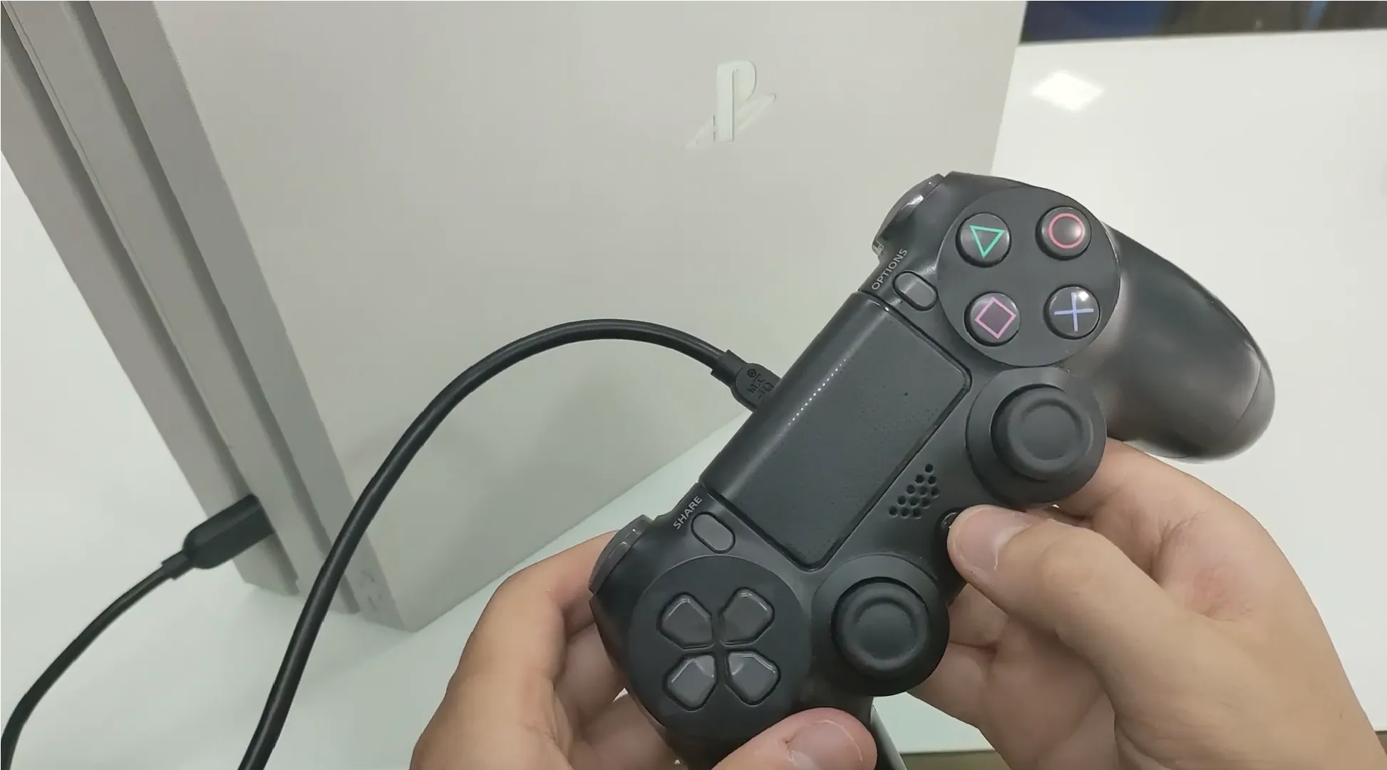 Bước 1: Kết nối tay cầm thứ 2 bằng USB